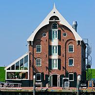 Het historische pakhuis is nu een restaurant in de haven van Oudeschild, Texel, Nederland
